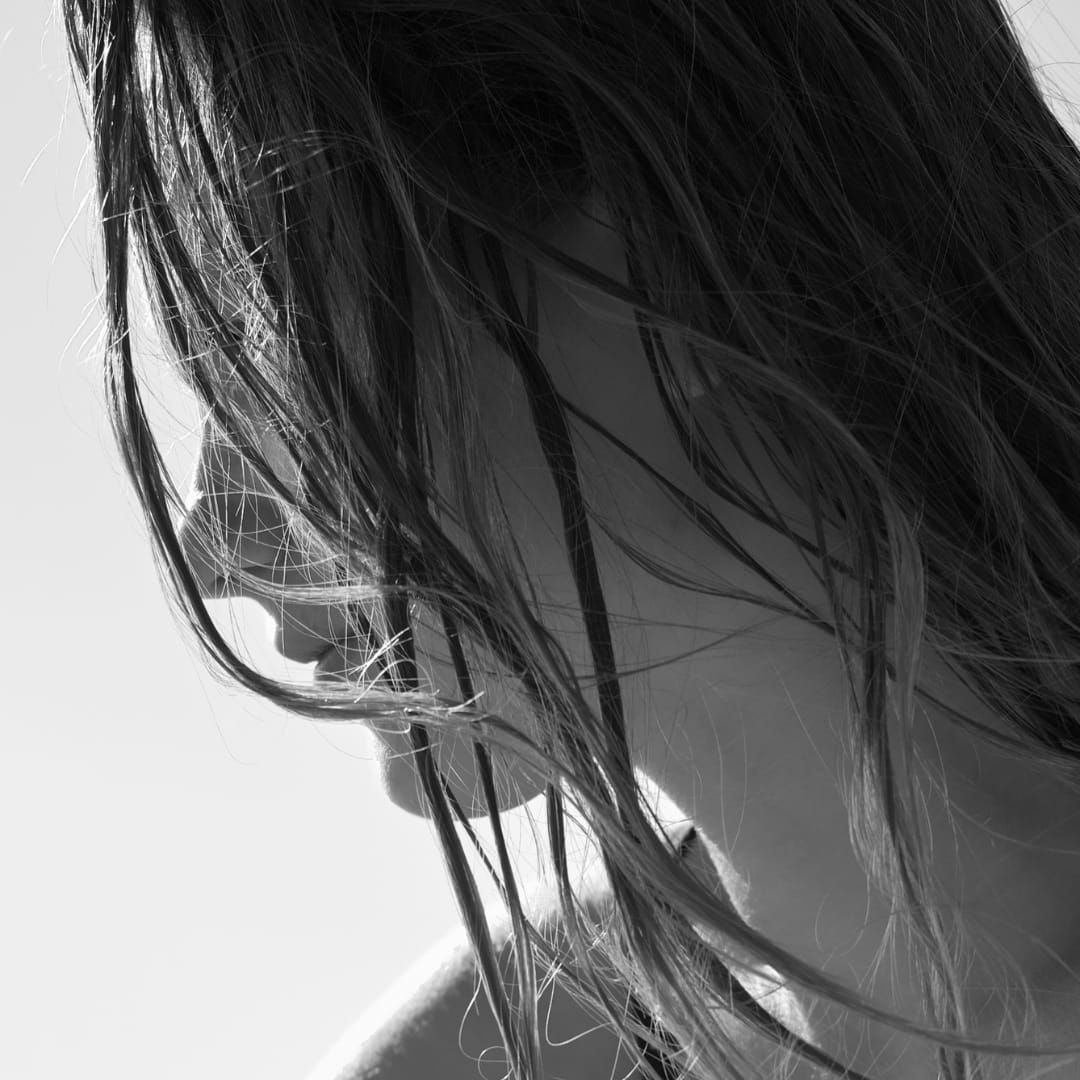 black and white image of dry damaged hair that needs a hair mask for nourishment